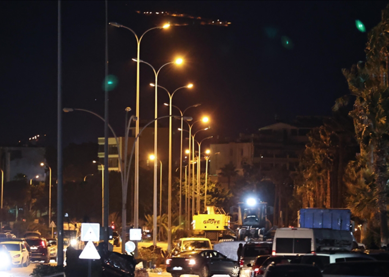 Deprem bölgelerinde sokak lambalarına elektrik verilmeye başlandı