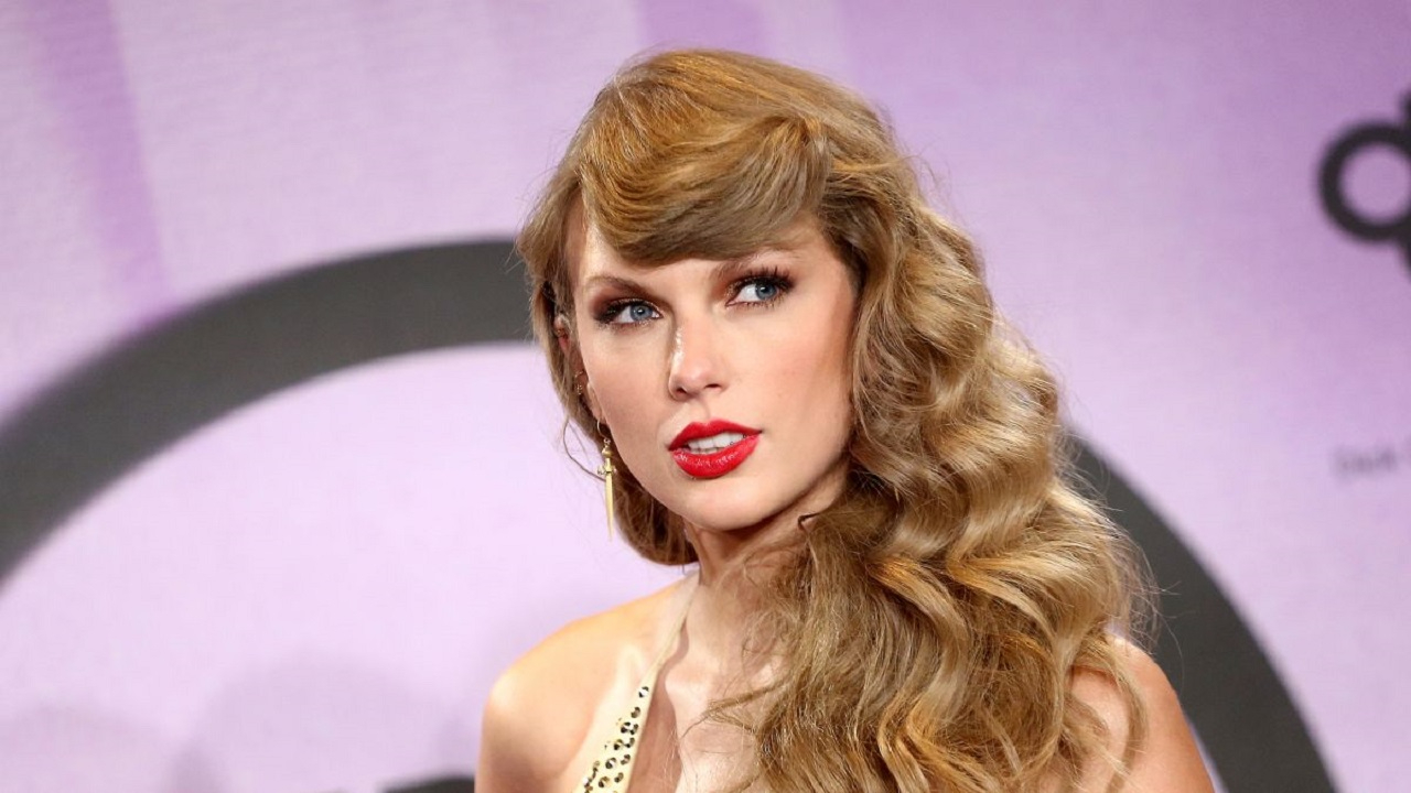 Taylor Swift, ödül için yarıştığı eski sevgilisinin şarkısında dans etti!
