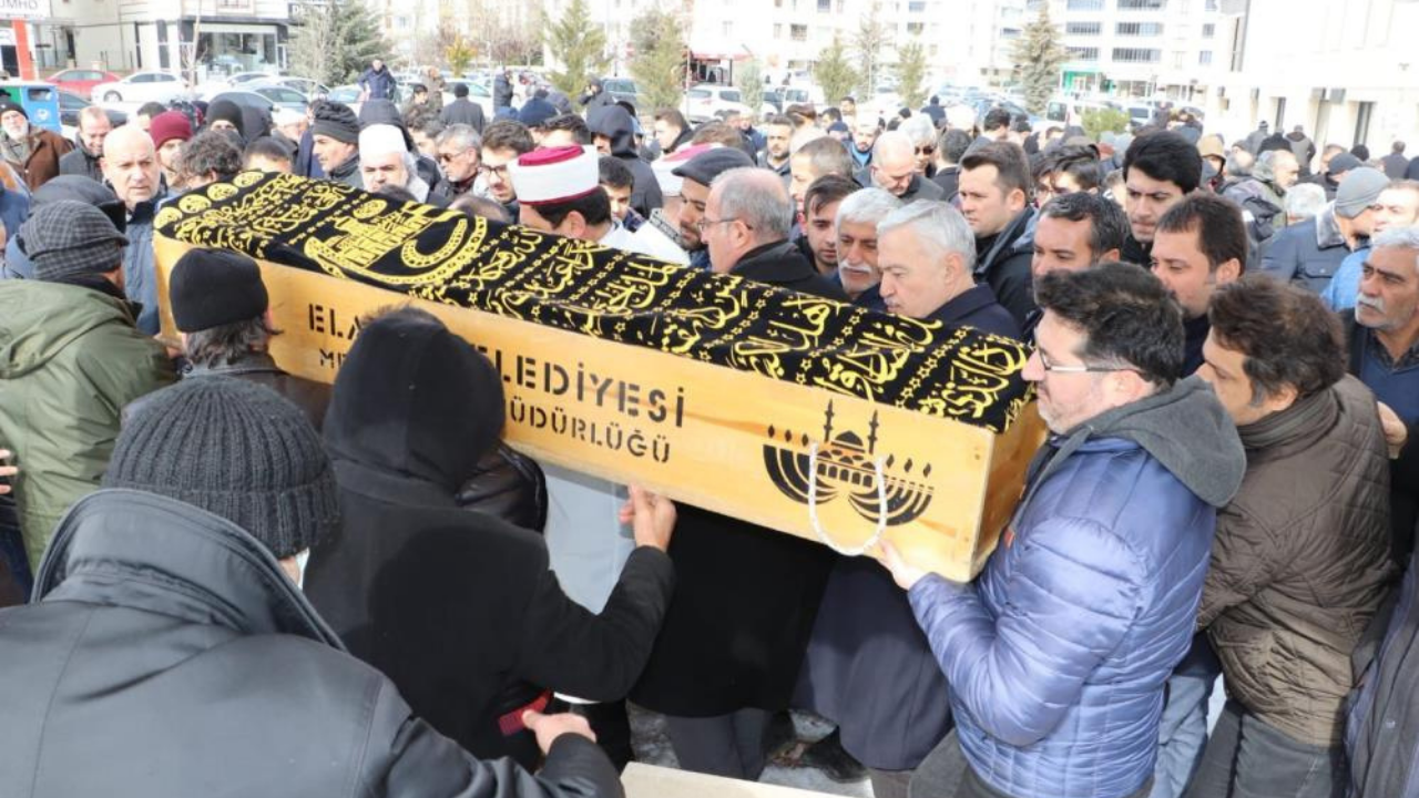 Enkaz altından eşi ve çocuğu kurtuldu fakat o kurtulamadı! Memleketinde son yolculuğuna uğurlandı