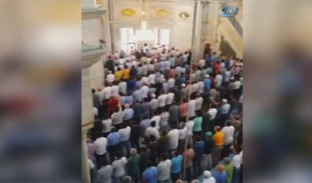 Cuma namazı öncesi İstiklal Marşı okudular / VİDEO