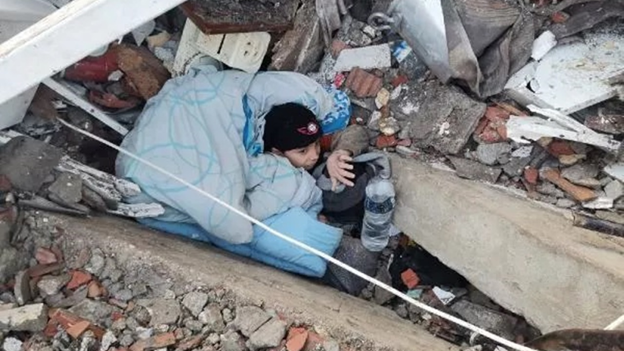 Enkaz altında kalan küçük çocuğu vatandaşlar yorgana sardı