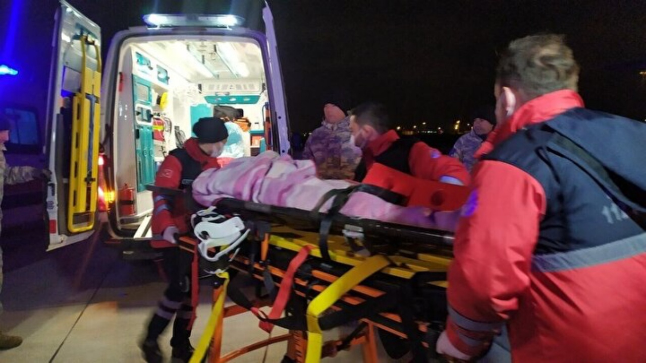 Depremde yaralanan 51 kişi askeri uçakla İstanbul'a getirildi
