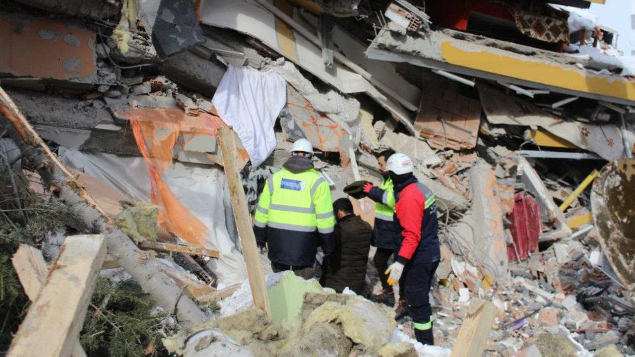 Umutlu bekleyiş devam ediyor: Enkaz altından ses duydular, birbirlerine sarılarak ağladılar!