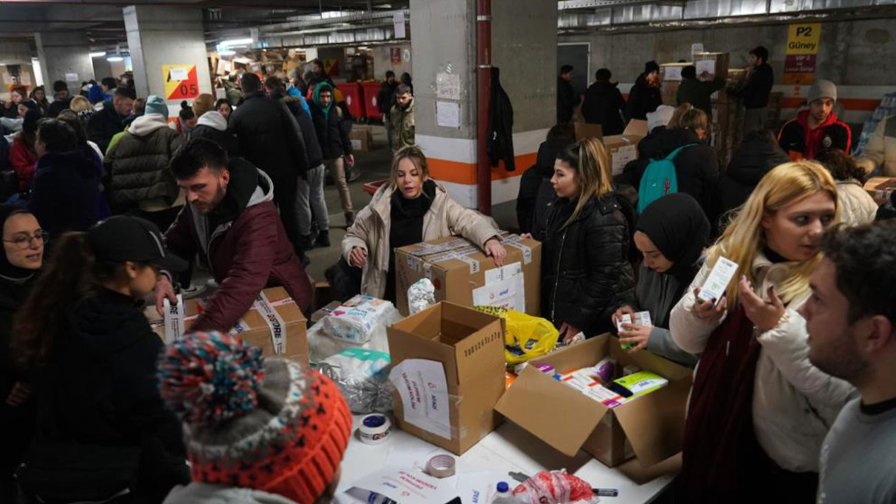 Nef Stadyumu'nda yardım çalışmaları devam ediyor