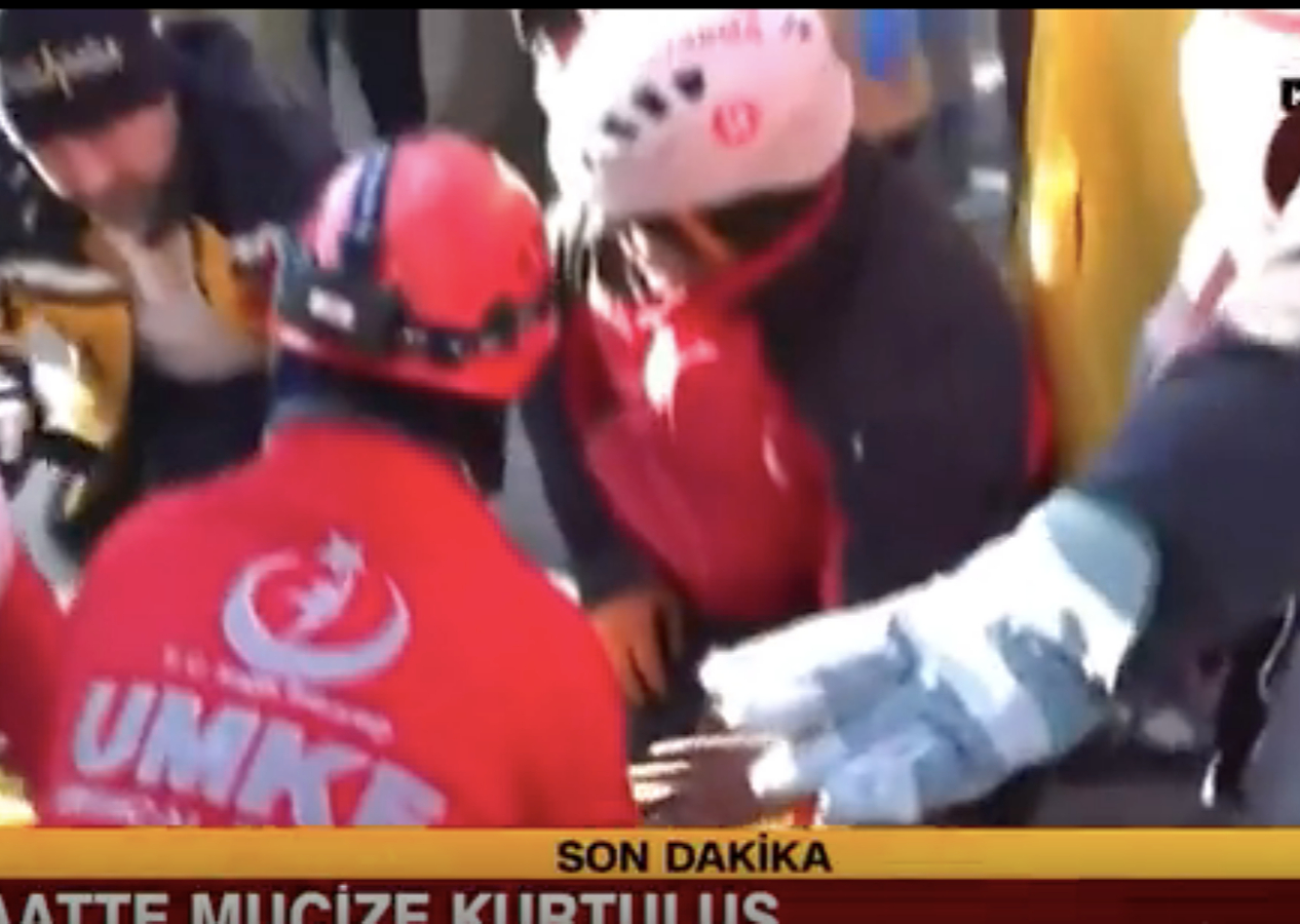 60. saatte canlı yayında mucize: 4 ve 7 yaşındaki 2 çocuk dahil 4 kişi enkazdan sağ çıkarıldı!
