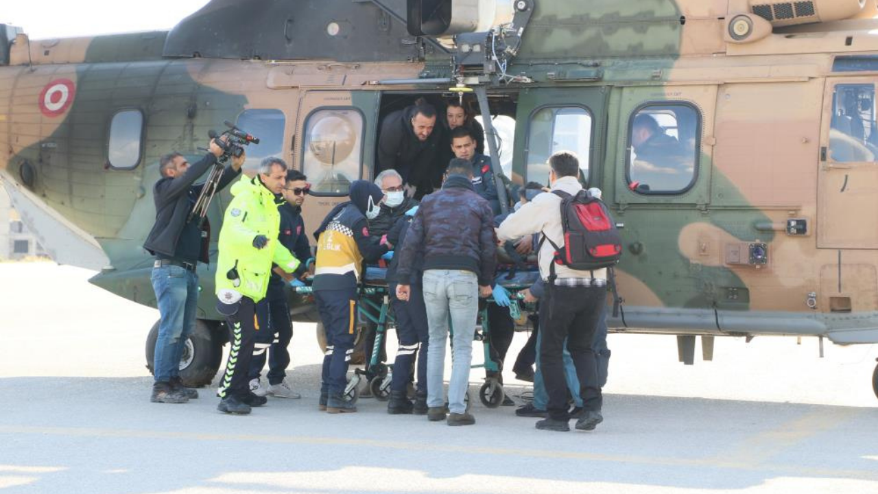 Enkazdan çıkarılan hamile kadın helikopterle Mersin’e getirildi
