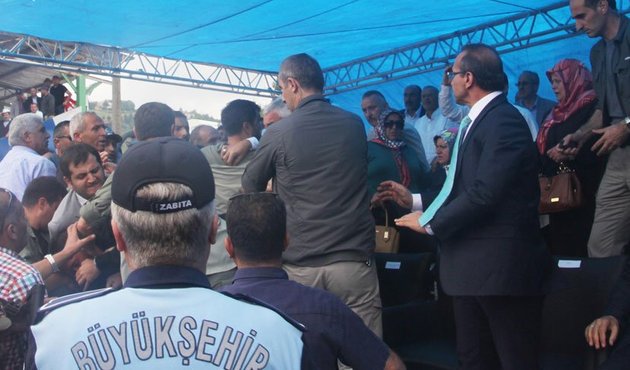 Ordu'da zabıta ile polis birbirine girdi! Numan Kurtulmuş kavganın arasında kaldı / VİDEO
