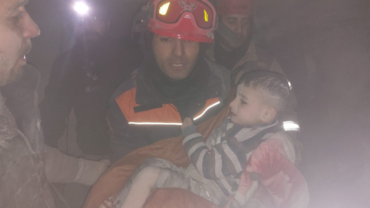 Hatay'dan sevindirici haber! İkisi çocuk 3 kişi enkazdan kurtarıldı!