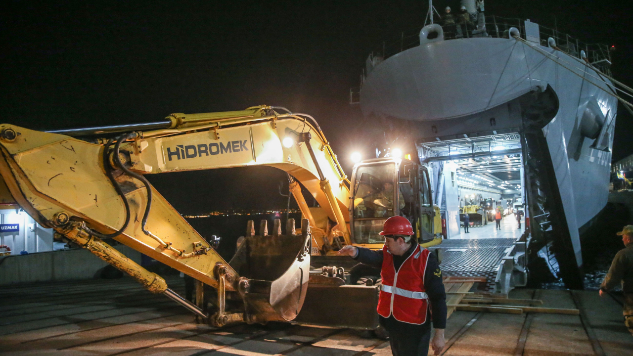 İş makinesi ve yardımları taşıyan TCG Bayraktar Hatay’da