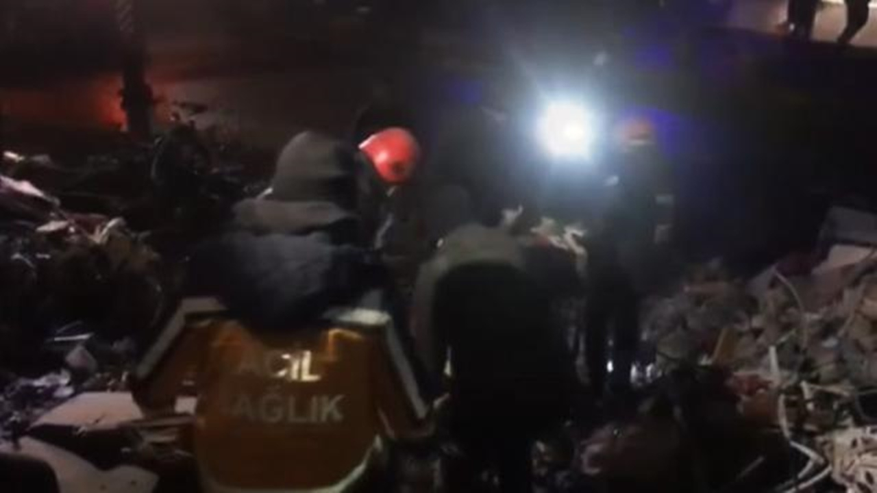 İskenderun'dan sevindiren haber! Anne ve oğlu enkazdan sağ çıkarıldı