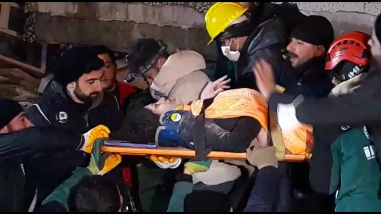 Diyarbakır'da enkaz altında ağlayan bebek annesi ve iki kişinin hayatını kurtardı