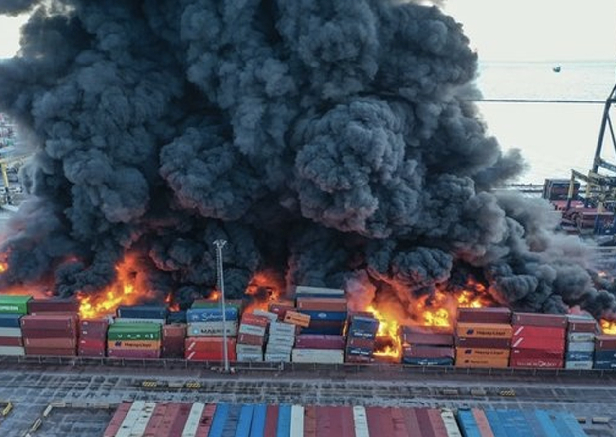 Yangının sürdüğü İskenderun Limanı'na 'yangın söndürme topu' atıldı