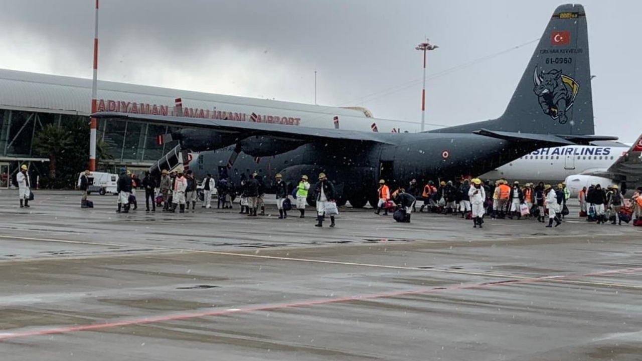 Adıyaman'da askeri uçaklar vatandaşları tahliye ediyor!