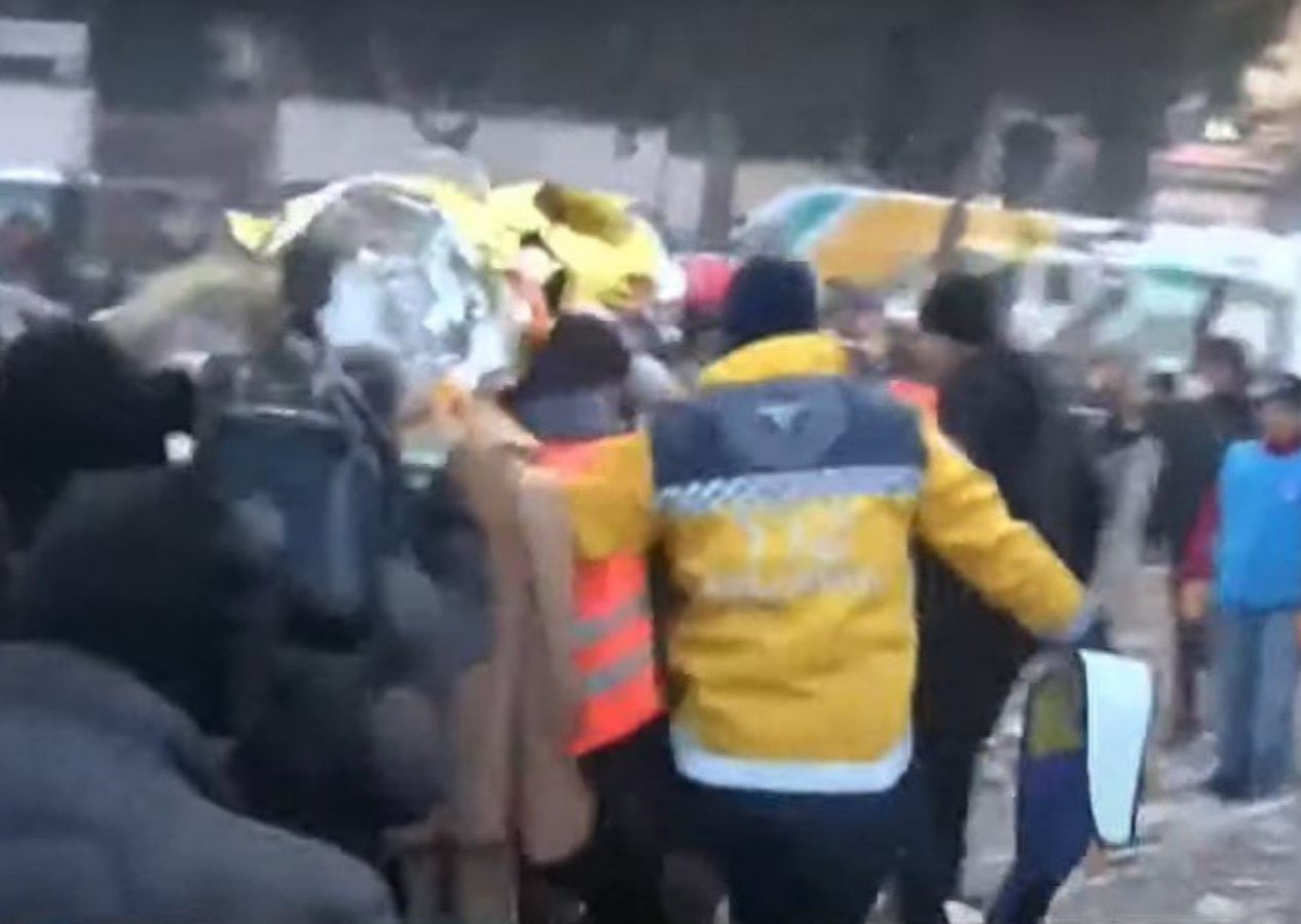 52 saat sonra gelen mucize! Kahramanmaraş'ta bir kadın enkazdan sağ olarak çıkarıldı...