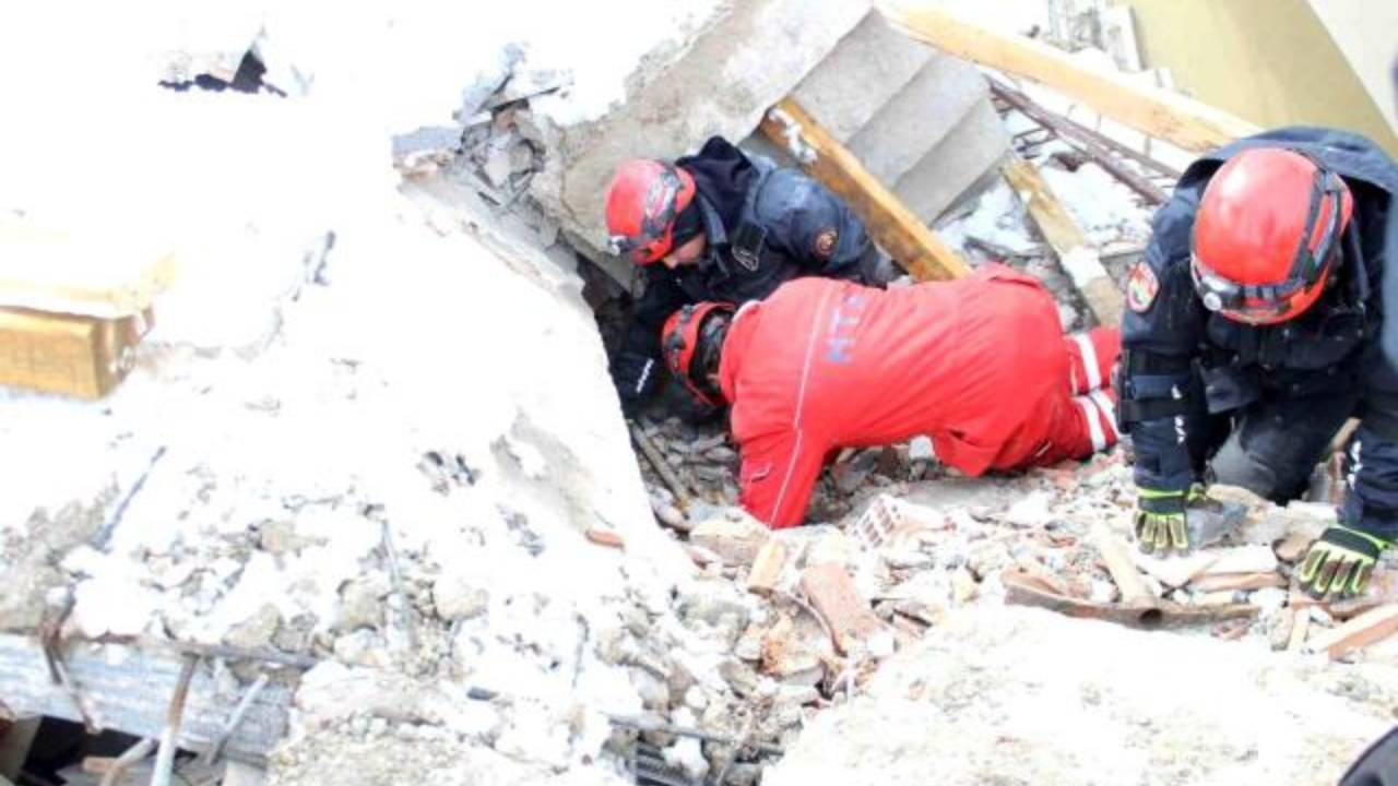 24 saattir kurtarılmayı bekliyor: Enkaz altında hayat mücadelesi