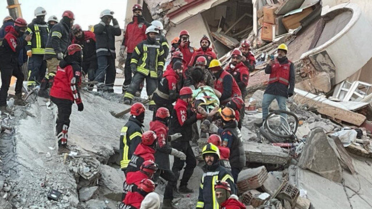 76 saat sonra gelen umutlu haber! Gaziantep'te iki kişi enkazdan sağ çıkarıldı