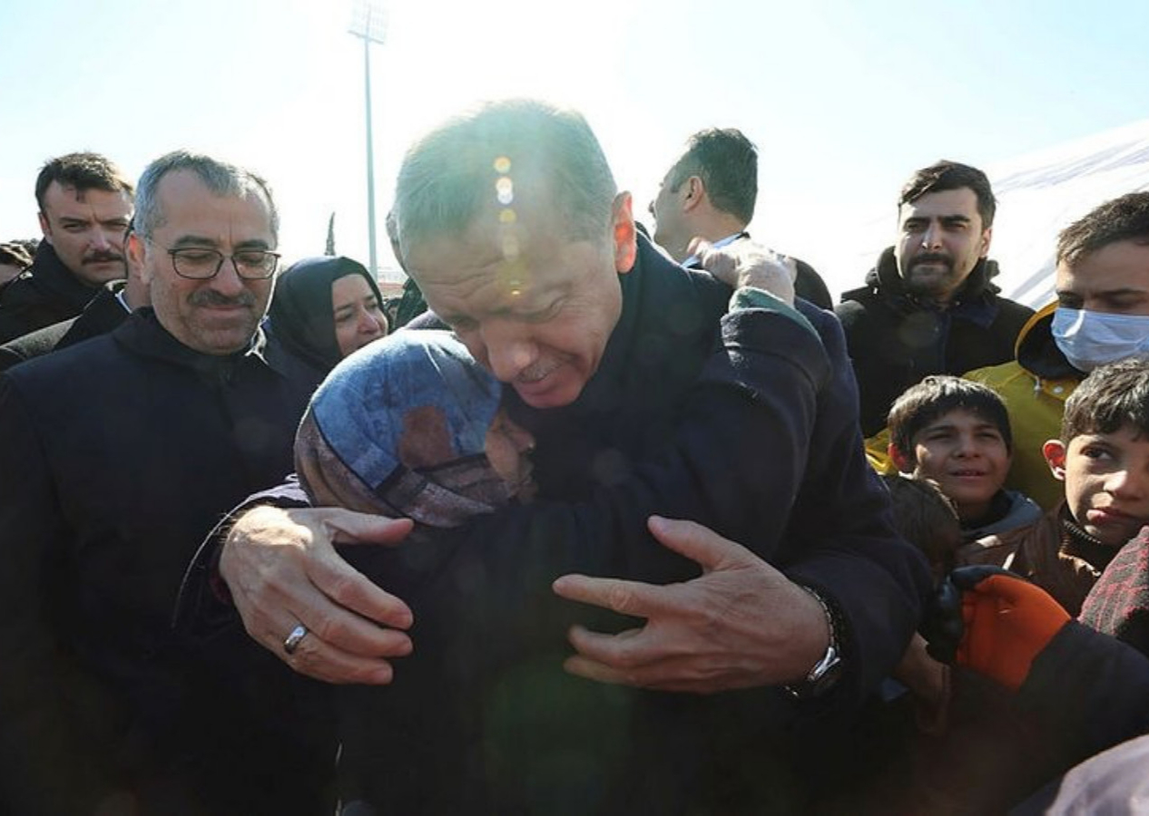Cumhurbaşkanı Erdoğan Kahramanmaraş'ta depremzedelerle görüştü! Duygulandıran anlar...
