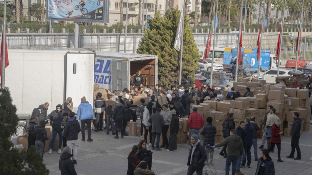 Karşıyaka taraftarı 11 tır malzeme yolladı