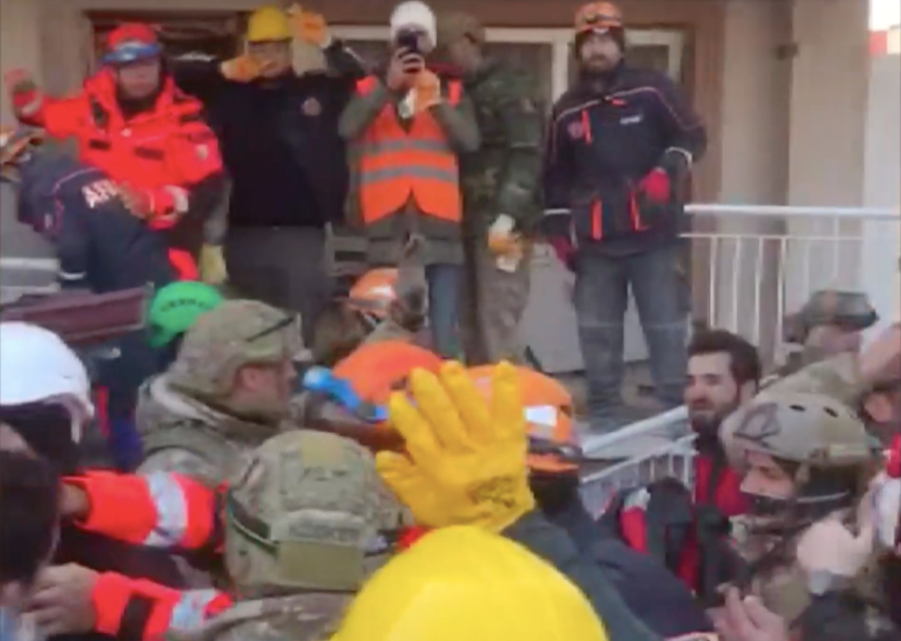 82'inci saatte gelen mucize: Anne, baba ve 3 çocuğu enkazdan sağ çıkarıldı!