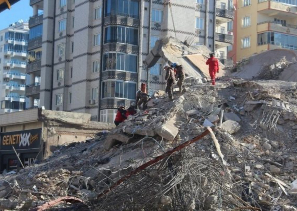 Depremde tuzla buz olan Emre Apartmanı'nın kesilen kolan nedeniyle banka ile mahkemelik olduğu ortaya çıktı