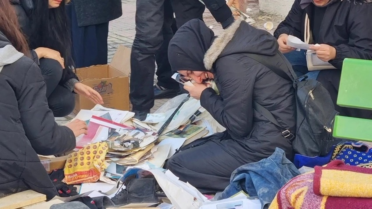O görüntüye can dayanmadı! Yakınına ait fotoğrafı öpüp kokladığı anlar yürek burktu
