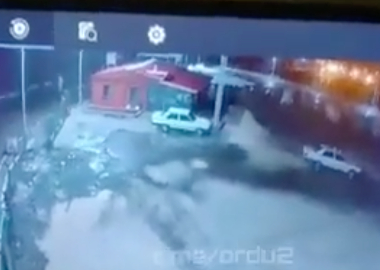 Otomobiller sabit durmakta zorlandı! Zemin adeta beşik gibi…