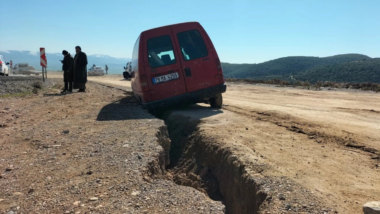 Depremde yarılan yol otomobili yuttu