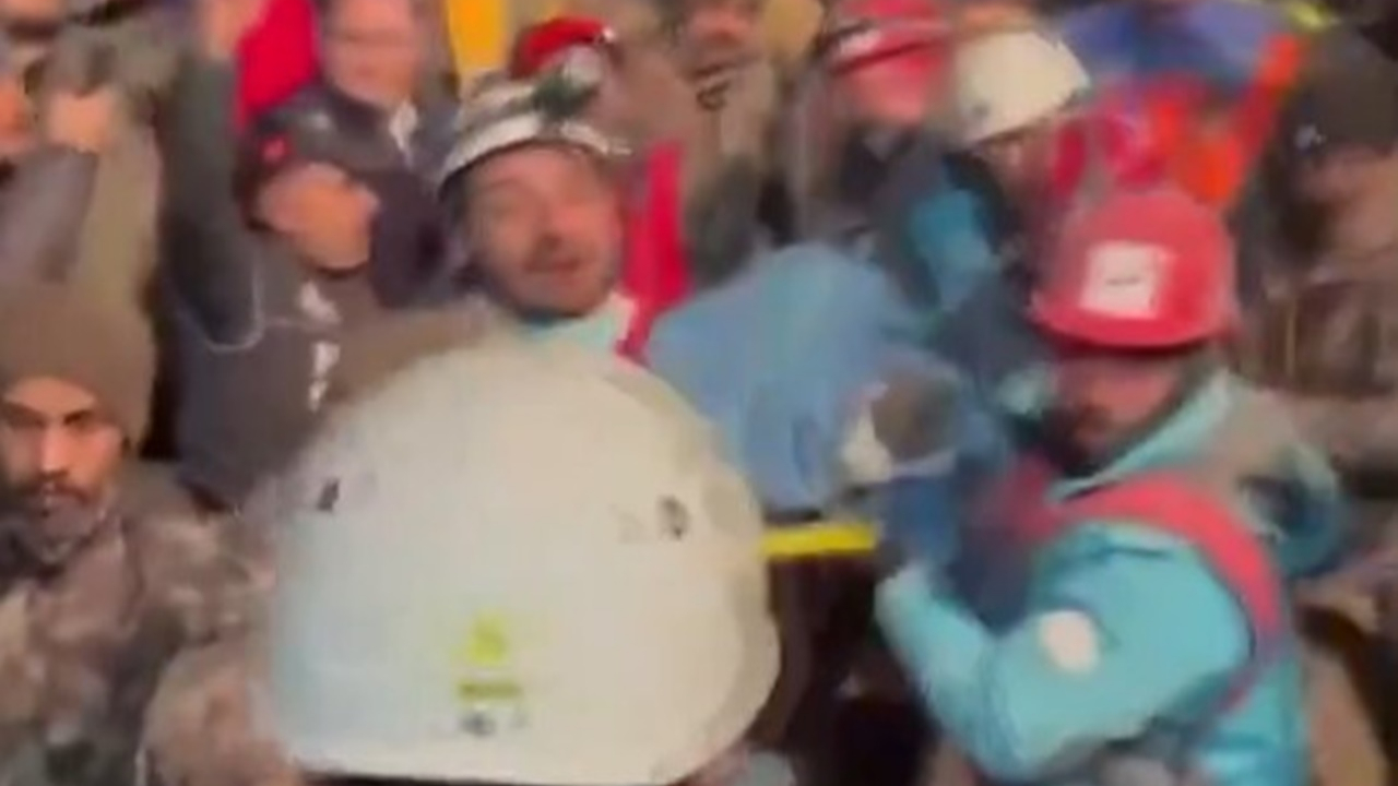26 yaşındaki Murat enkaz altından seslendi! ''Ben kaç gündür bu haldeyim''