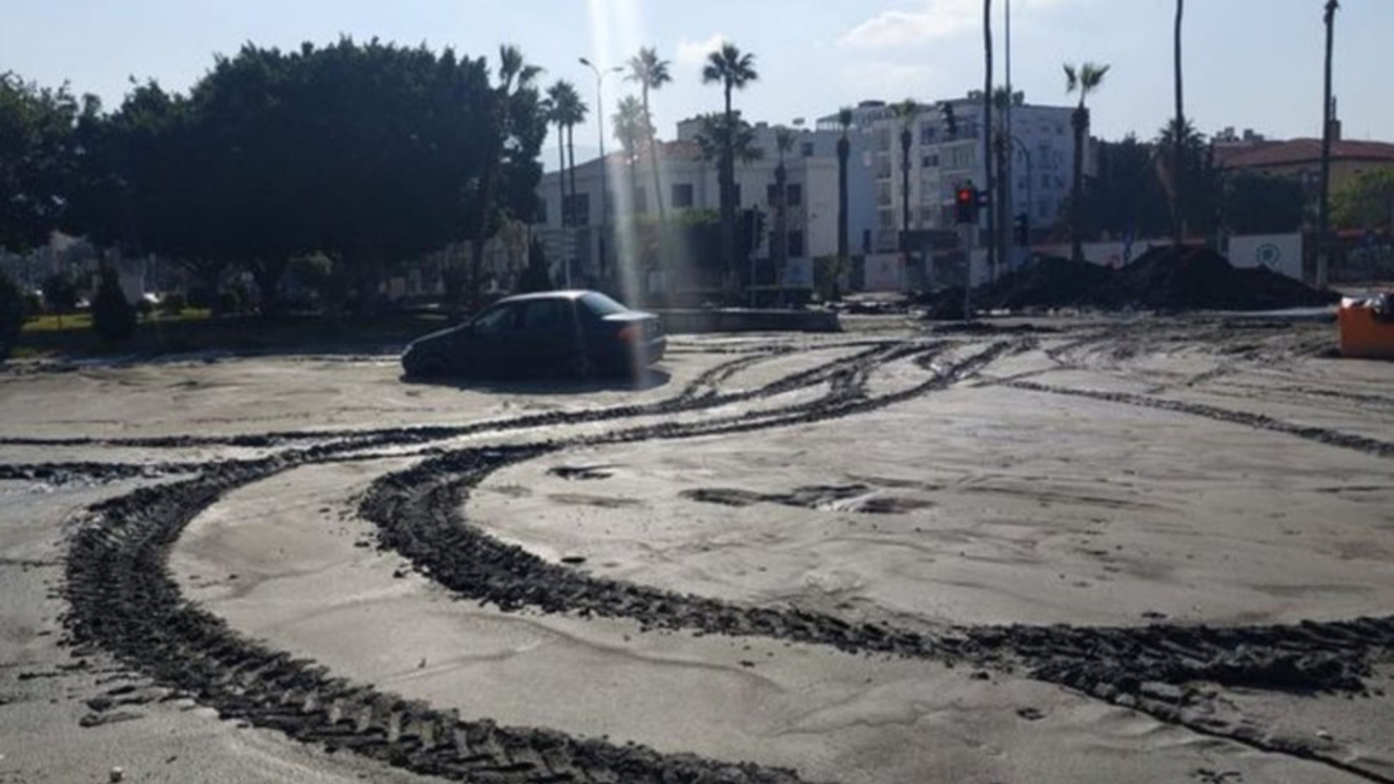 İskenderun'da cadde ve sokaklara dolan su çekildi