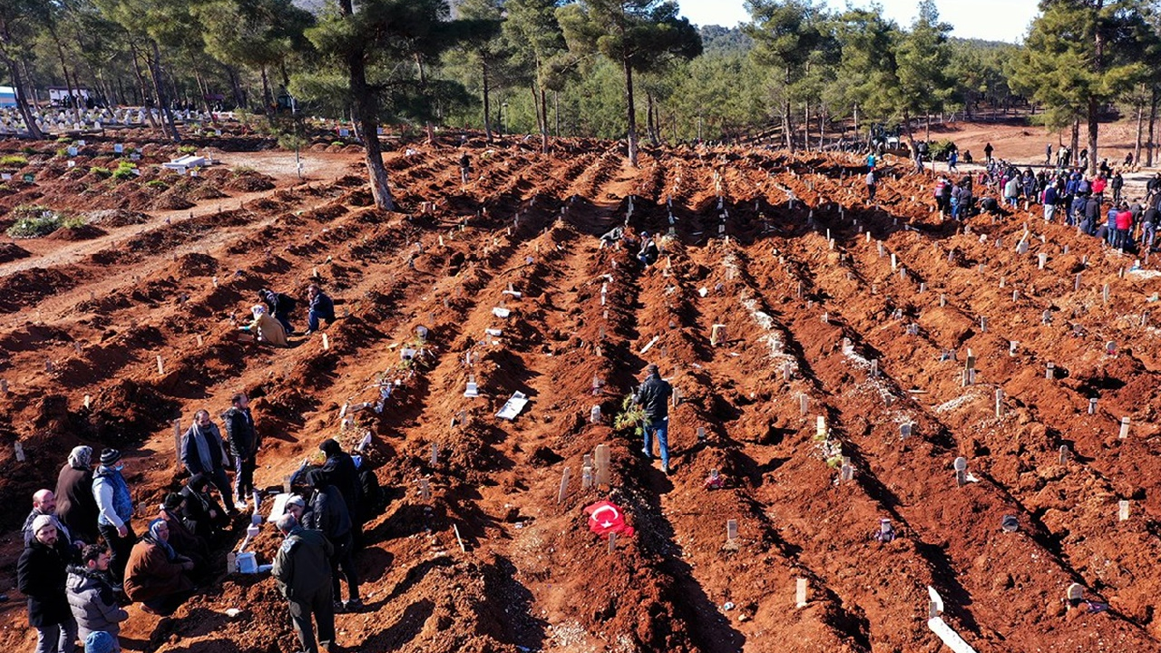 Kahramanmaraş'taki toplu mezarlar felaketin boyutunu ortaya koydu