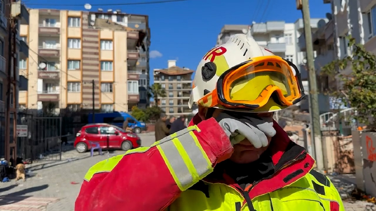 Macaristan’dan koşa koşa deprem bölgesine geldi; gözyaşlarına hakim olamadı! İşte o anlar