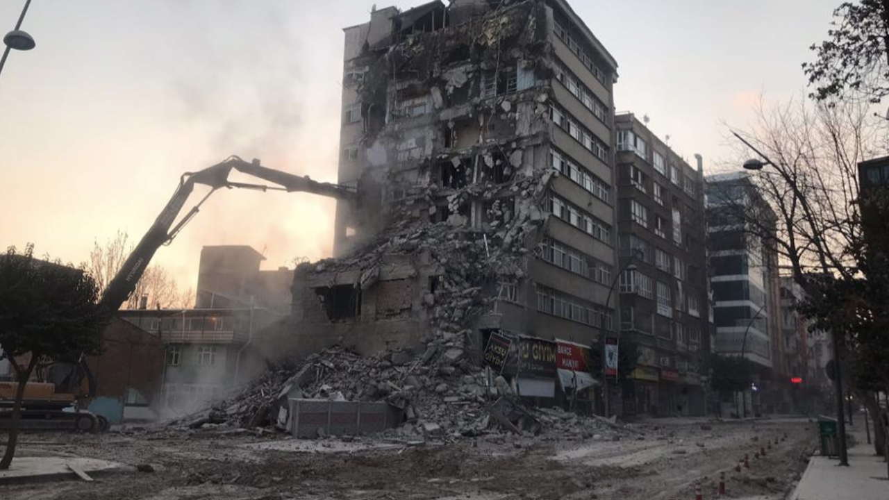 Elazığ'da beşik gibi sallanan binanın yıkımına başlandı