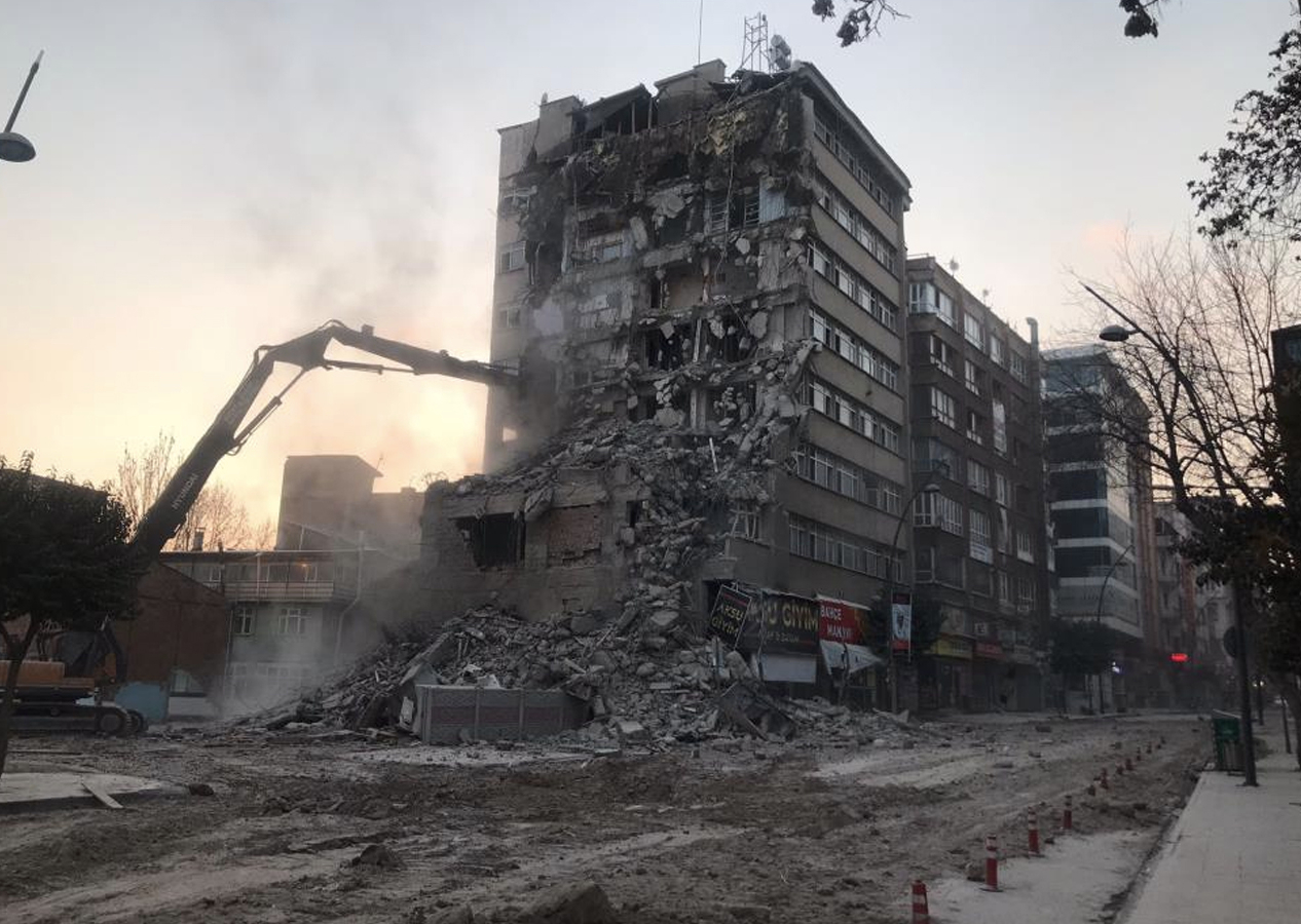 Elazığ'da beşik gibi sallanan binanın yıkımına başlandı