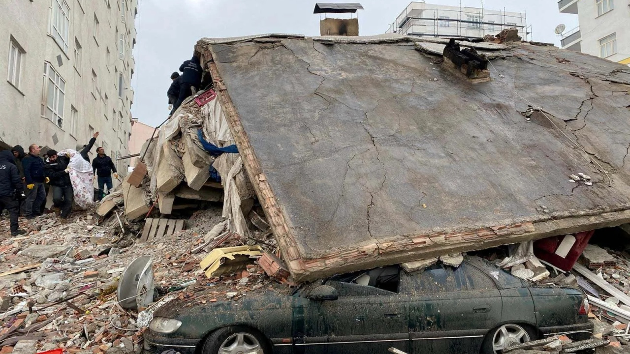 Deprem bölgesinde yıkılan binalarla ilgili ilk soruşturma başlatıldı