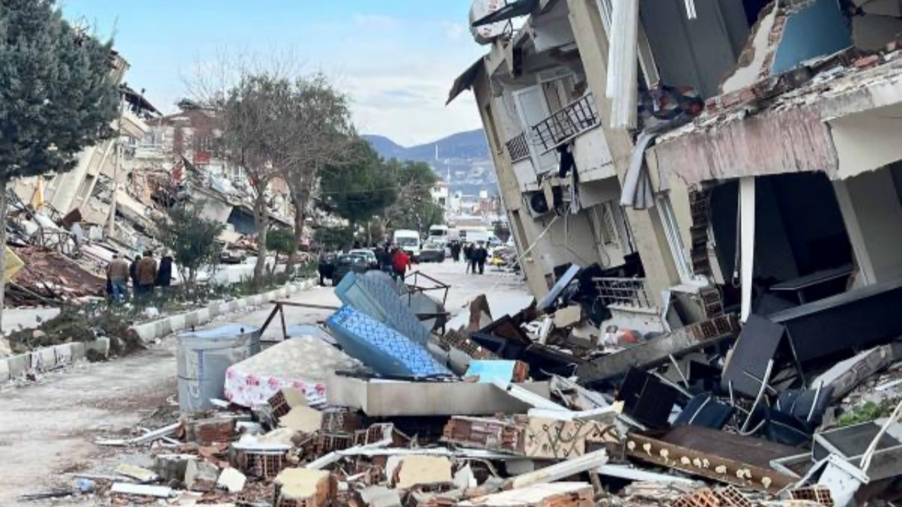 Melek öğretmen, depremden bir gün önce geldiği görev yeri Hatay'da enkaz altında hayatını kaybetti