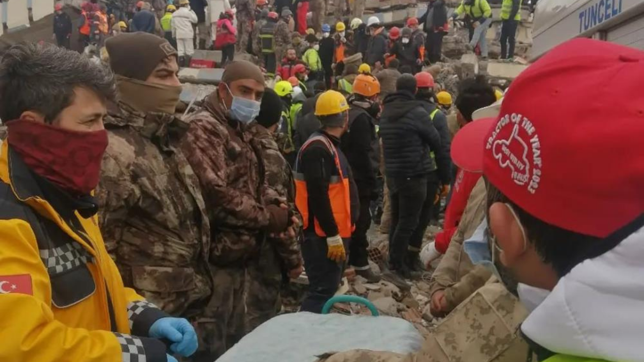Adıyaman'da bir vatandaş, 105 saat sonra sağ çıkarıldı
