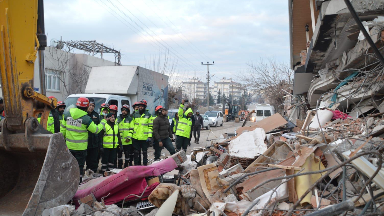 Adıyaman’da bir kadın daha sağ olarak kurtarıldı