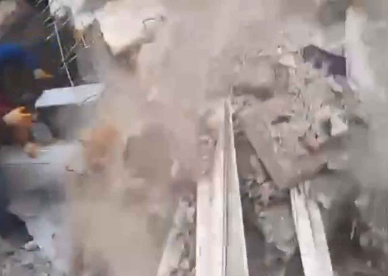Kurtarma ekibinin üzerine molozlar yıkıldı! Ekibin enkaz altında kaldığı anlar kamerada!