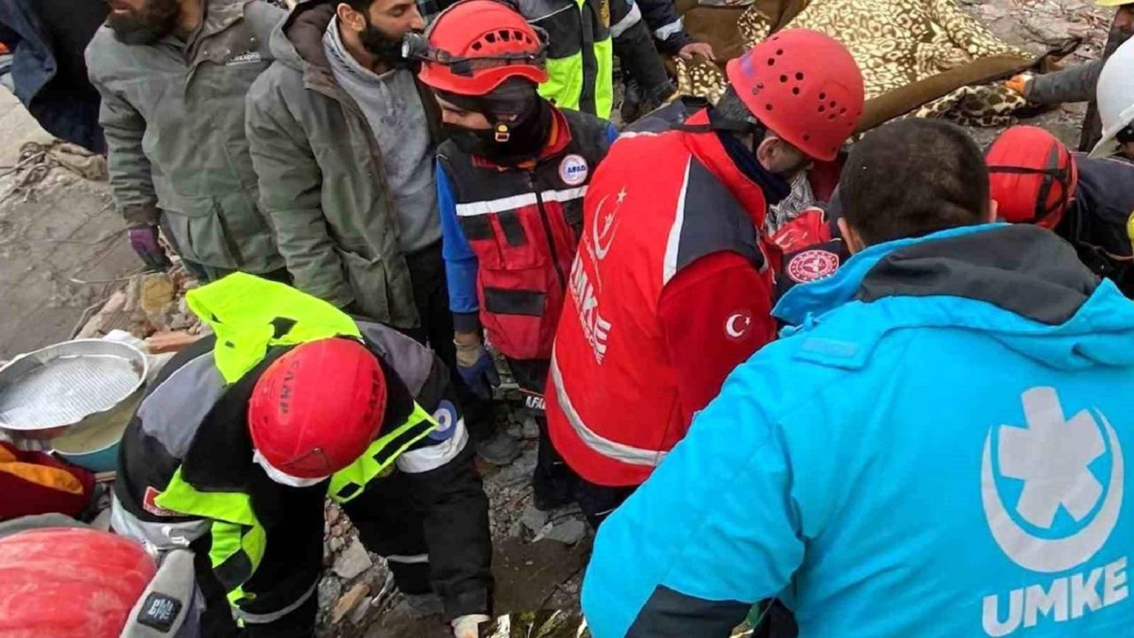 Enkazdan 108 saat sonra çıktı; ilk eşini sordu! İşte o anlar