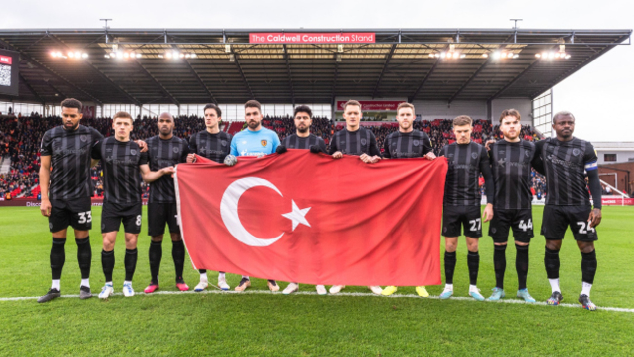 Hull City'den Türk bayraklı saygı duruşu!