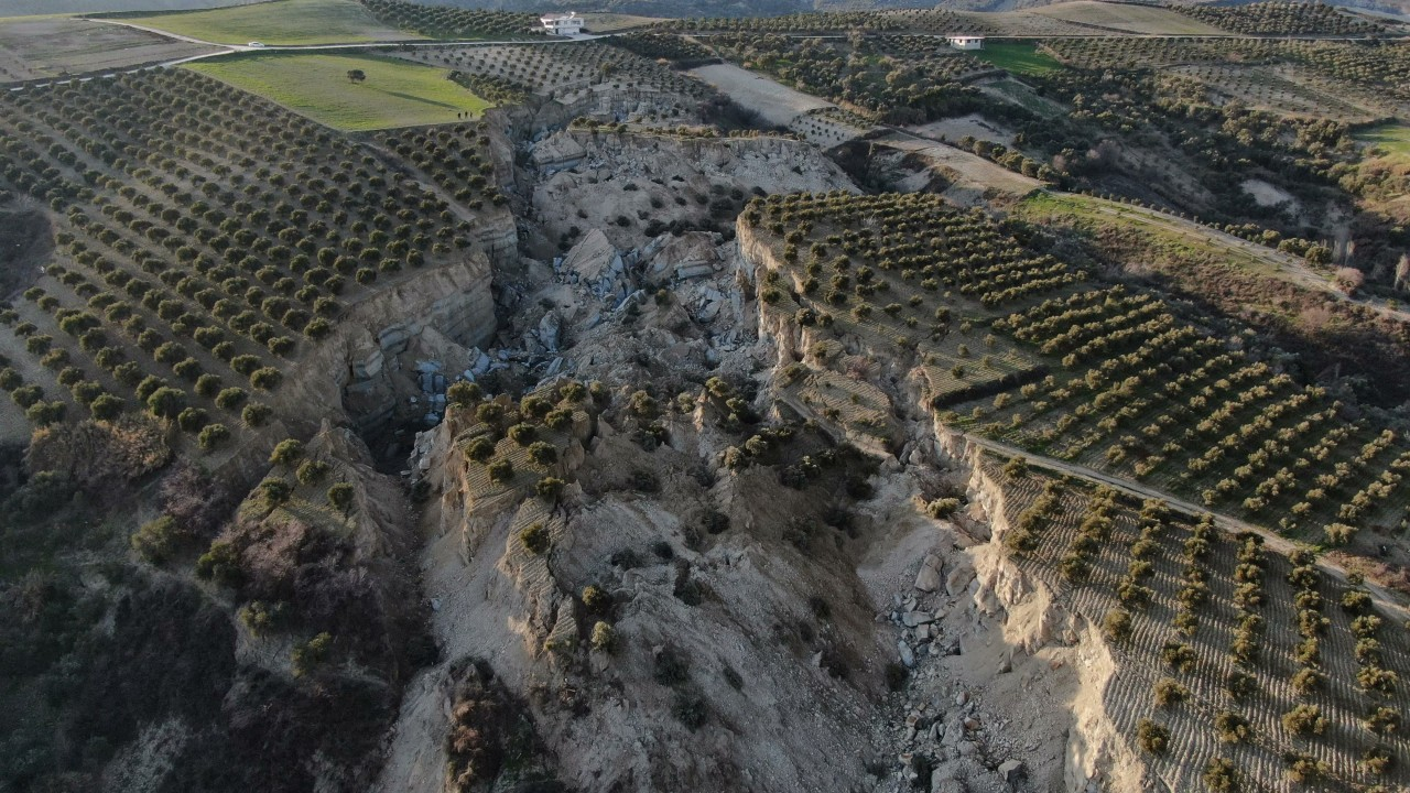 Hatay'da deprem sonrası oluşan devasa yarık drone ile görüntülendi