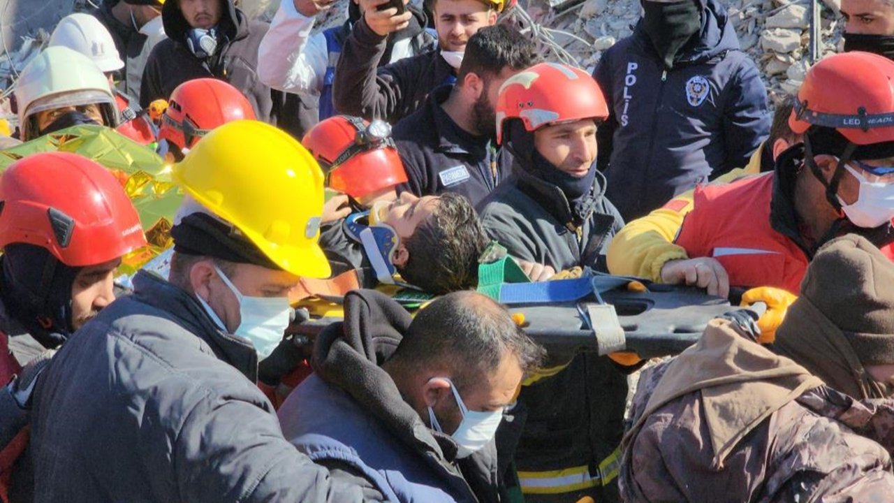 Depremden 152 saat sonra gelen mucize kurtuluş! Ahmet'in ilk sözleri 'Amca su istiyorum' oldu