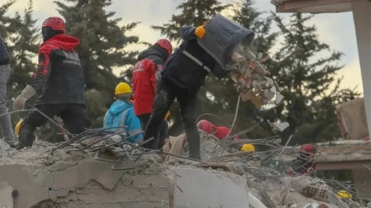 Depremde yıkılan binanın kolonlarını kesen 2 kişi tutuklandı