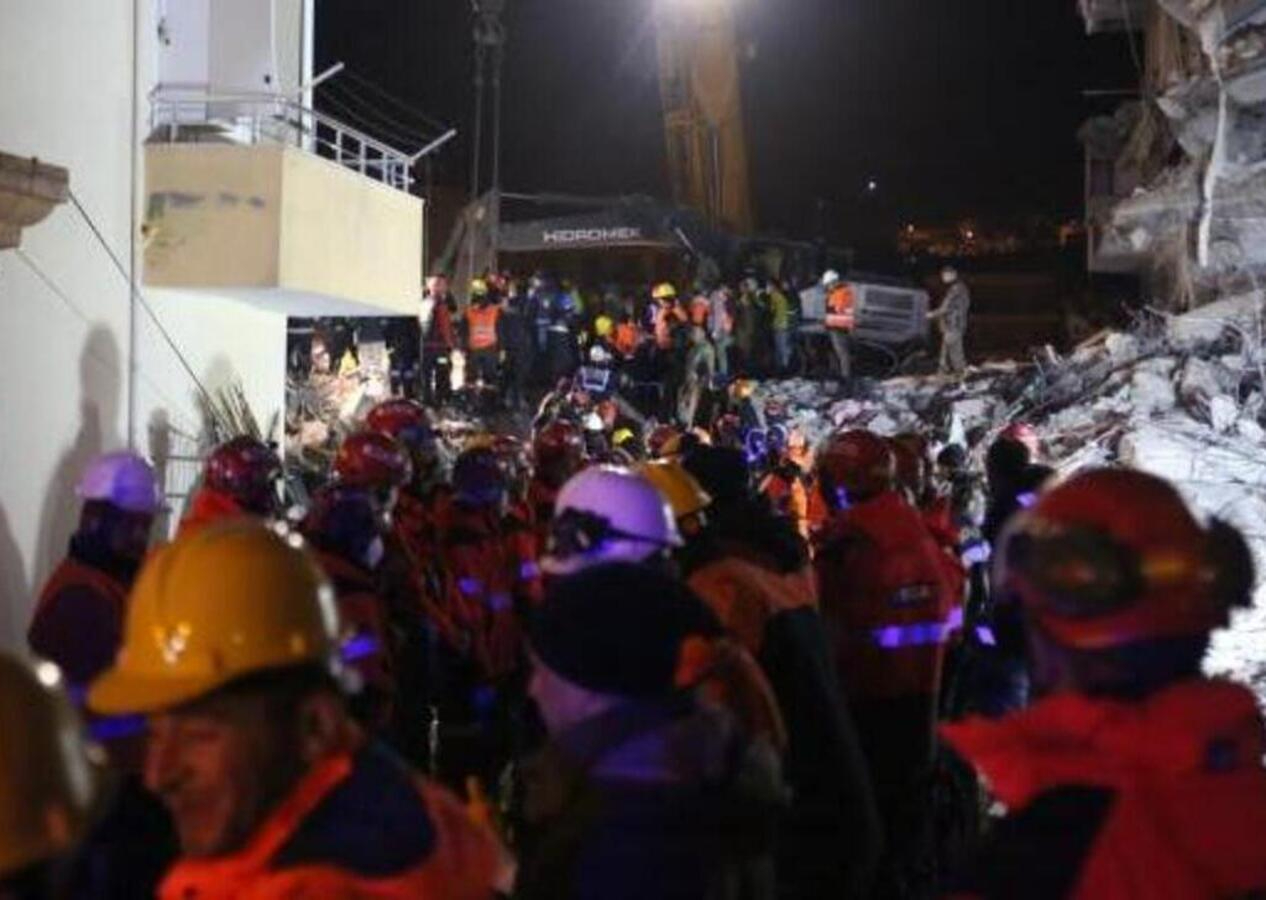 Enkaz altında kalan 62 yaşındaki kadın 163 saat sonra kurtarıldı!