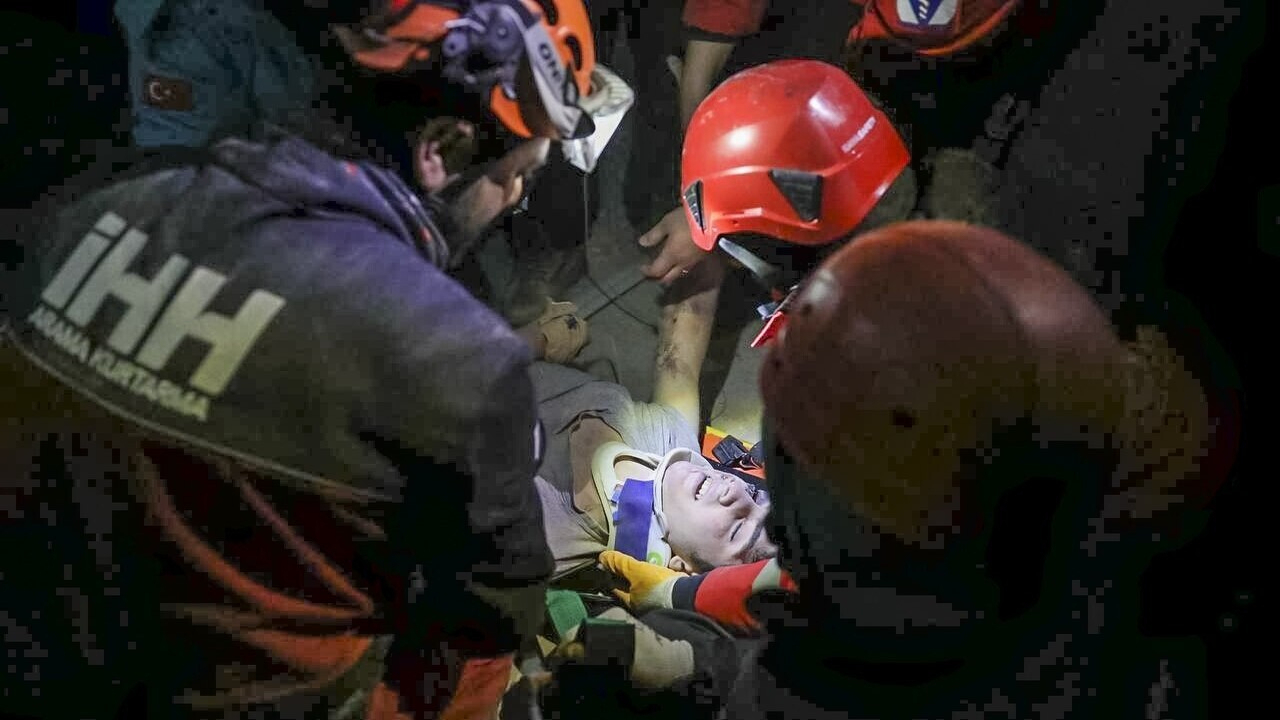 Kafasından duman çıkan İHH ekibindeki kahramanın görüntüleri sosyal medyada viral oldu!