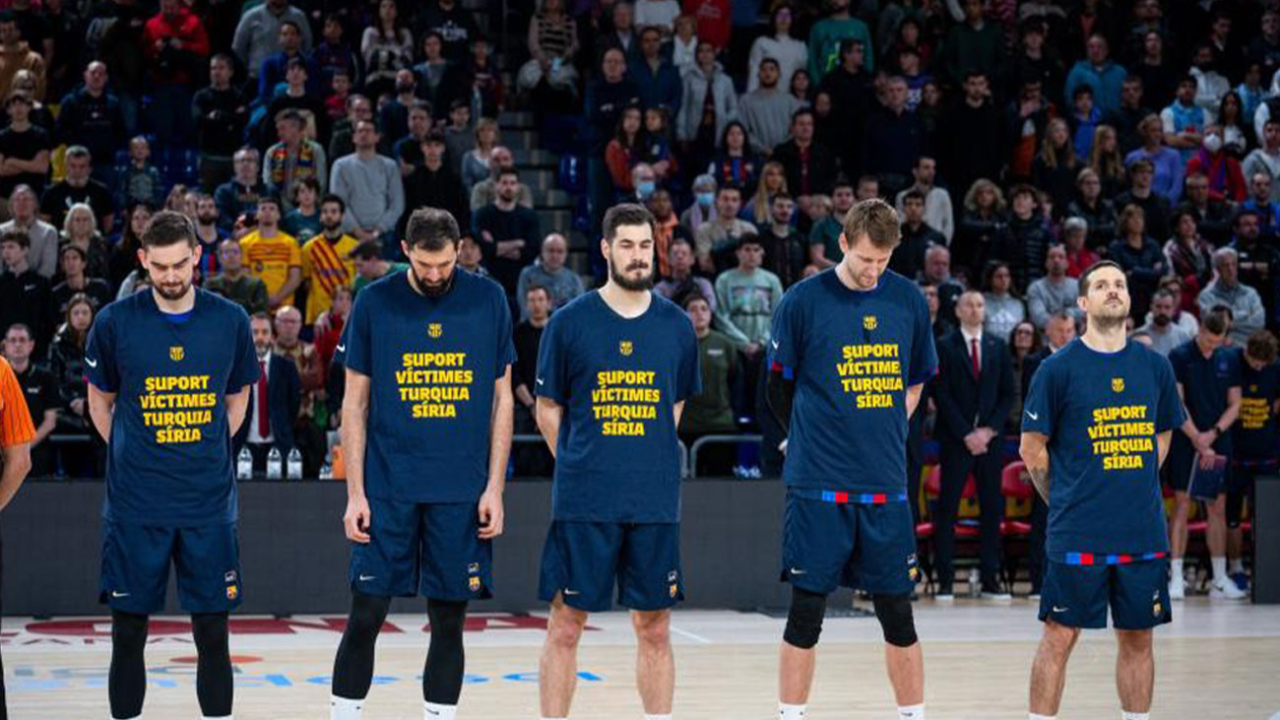 Barcelona depremzedelere destek tişörtleri giydi