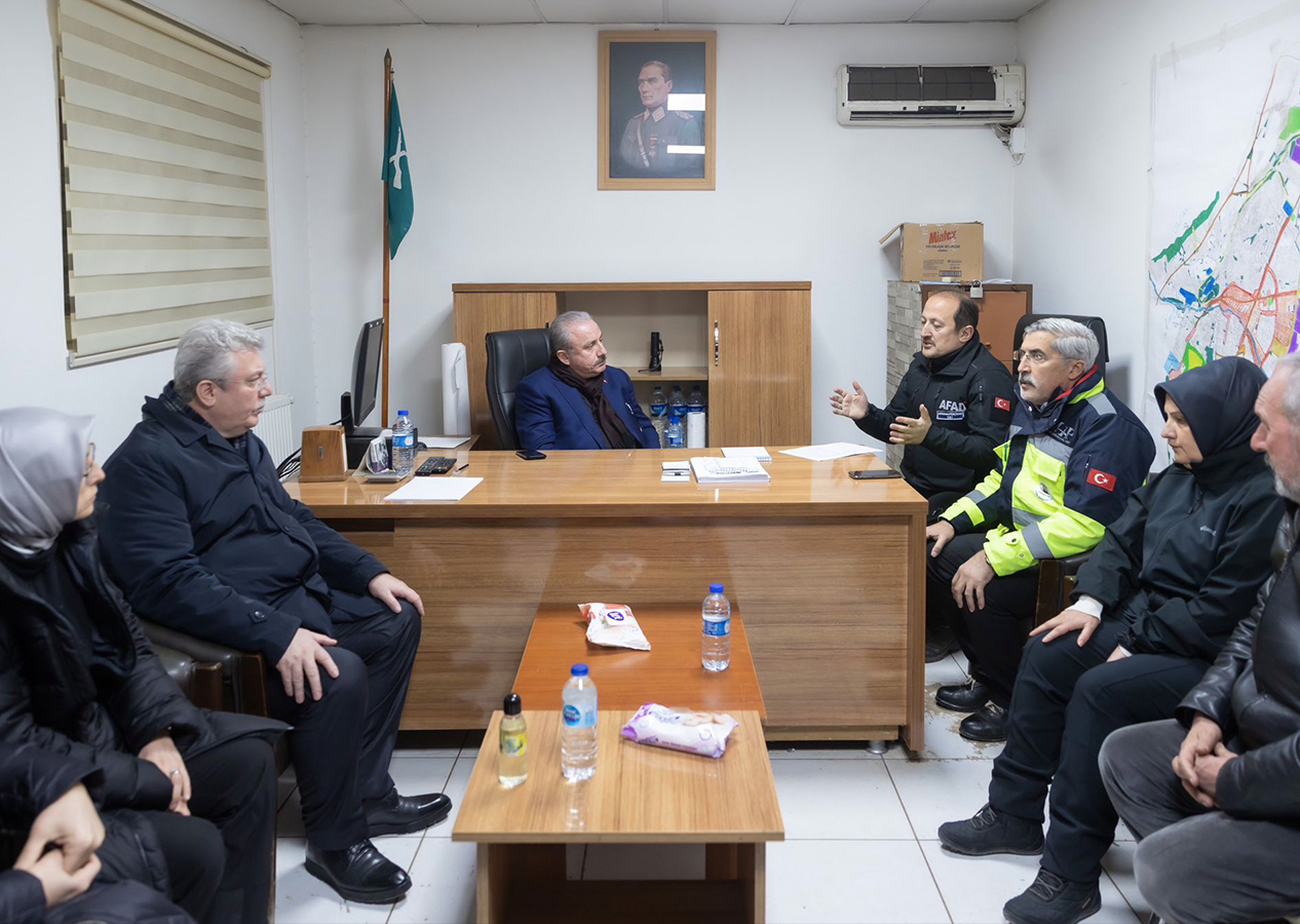 TBMM Başkanı Mustafa Şentop, Hatay Defne'de depremzedeleri ziyaret etti