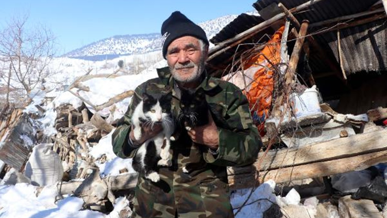 Depremde eşini kaybetti! Tek tesellisi kurtardığı 4 kedisi oldu