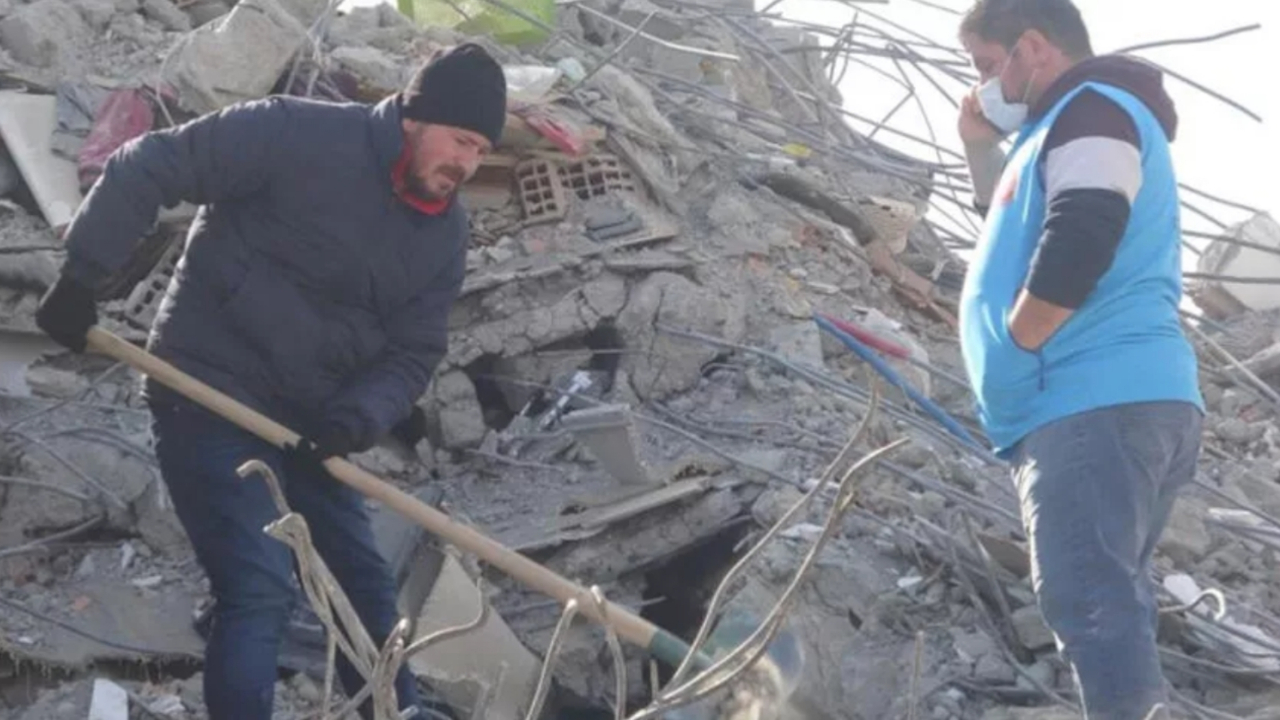 4 gün enkaz altında kaldı: Hastaneden çıkıp kurtarma çalışmalarına katıldı