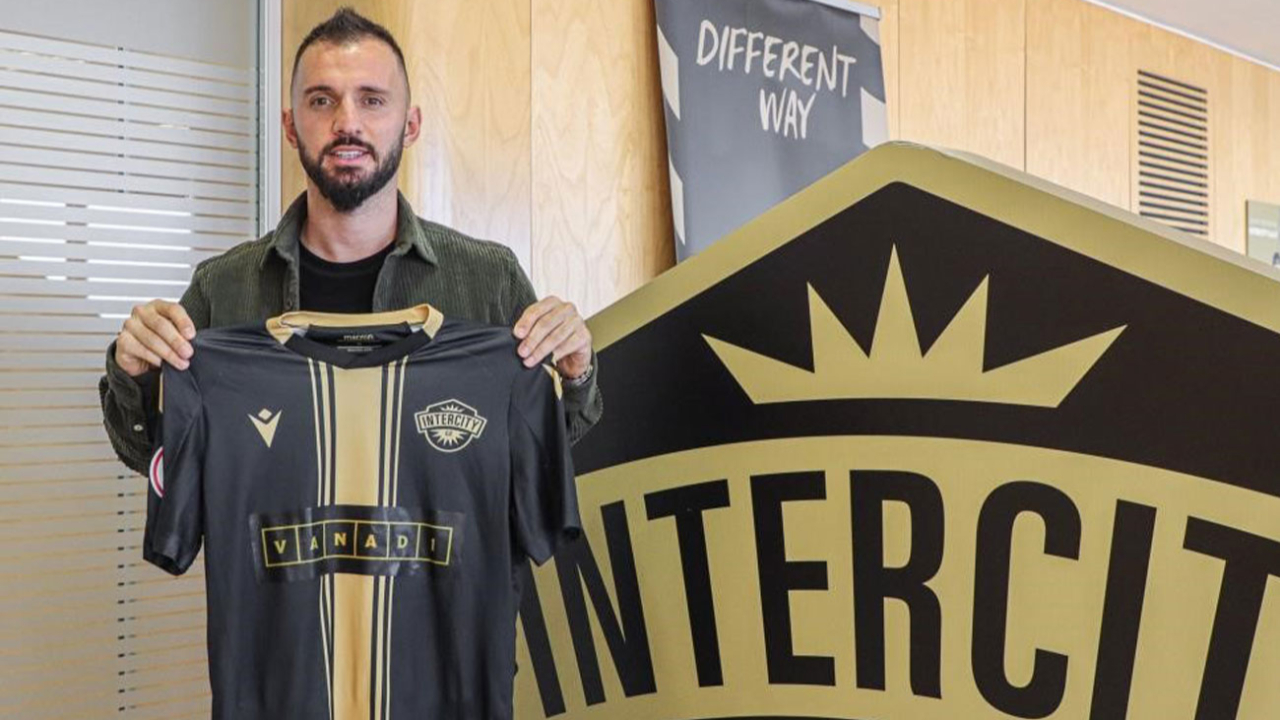 Emre Çolak futbolu bıraktı